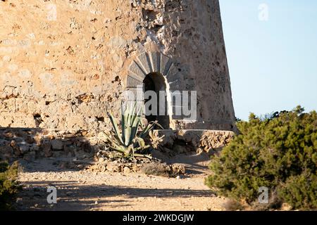 Das Torre d'en Rovira liegt vor den westlichen Inselchen zwischen den Stränden von Comte und Cala Bassa auf der Insel Ibiza. Stockfoto