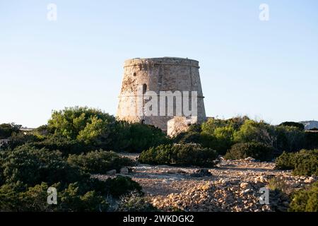 Das Torre d'en Rovira liegt vor den westlichen Inselchen zwischen den Stränden von Comte und Cala Bassa auf der Insel Ibiza. Stockfoto