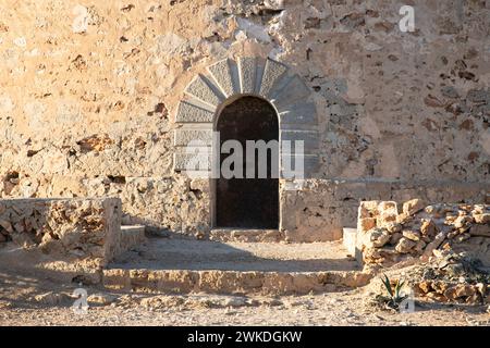 Das Torre d'en Rovira liegt vor den westlichen Inselchen zwischen den Stränden von Comte und Cala Bassa auf der Insel Ibiza. Stockfoto