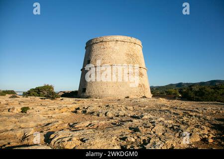 Das Torre d'en Rovira liegt vor den westlichen Inselchen zwischen den Stränden von Comte und Cala Bassa auf der Insel Ibiza. Stockfoto