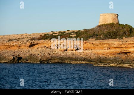 Das Torre d'en Rovira liegt vor den westlichen Inselchen zwischen den Stränden von Comte und Cala Bassa auf der Insel Ibiza. Stockfoto