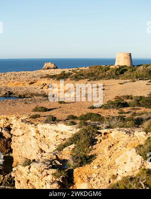 Das Torre d'en Rovira liegt vor den westlichen Inselchen zwischen den Stränden von Comte und Cala Bassa auf der Insel Ibiza. Stockfoto