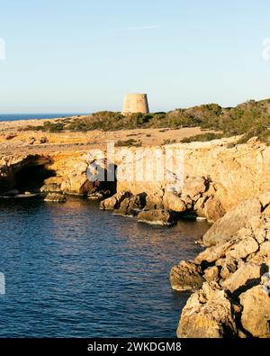 Das Torre d'en Rovira liegt vor den westlichen Inselchen zwischen den Stränden von Comte und Cala Bassa auf der Insel Ibiza. Stockfoto