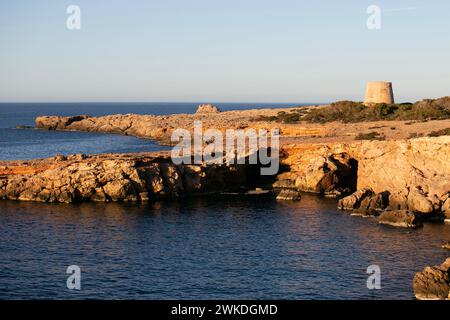 Das Torre d'en Rovira liegt vor den westlichen Inselchen zwischen den Stränden von Comte und Cala Bassa auf der Insel Ibiza. Stockfoto