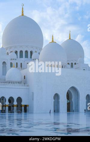 Scheich-Zayed-Moschee in Abu Dhabi. Abu Dhabi, Vereinigte Arabische Emirate, große und wunderbare weiße Moschee von Scheich Zayed Stockfoto