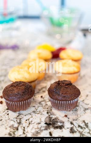 Füllung Vanilla, Schokoladen-Cupcakes mit Zitrone, Himbeere Stockfoto