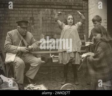 Worcester, Großbritannien. Februar 2024. Die Ragged Victorians (The Great Unwashed)-Reenactment-Gruppe nimmt als Teil von Living History 2024 Teil Stockfoto