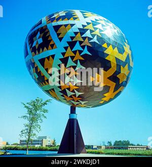 Groesstes Osterei der Welt in Vegreville, Alberta, Westkanada, ein Folklore-Denkmal ukrainischer Einwanderer groesstes Osterei *** Weltweit größtes Osterei in Vegreville, Alberta, Westkanada, ein Folklore-Denkmal für ukrainische Einwanderer größtes Osterei in Vegreville, Alberta, Westkanada Stockfoto