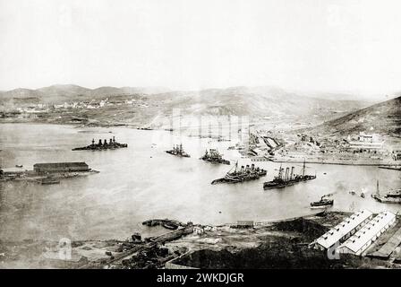 SCHLACHT VON PORT ARTHUR, FEBRUAR 1904. Die japanische Marine Phot0 von 1905 Gold Hill im Jahr 1905 zeigt sunkene russische Schiffe. Stockfoto