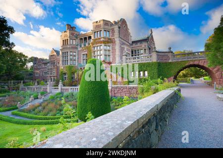 Tjolöholm Castle im Tudor-Stil auf einer Halbinsel im Kungsbacka-Fjord, Schweden Stockfoto