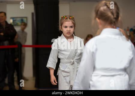 April 2023. Weißrussland, Gomil Central Stadium. Judo-Kinder. Kleine Judoka-Mädchen treten an. Stockfoto