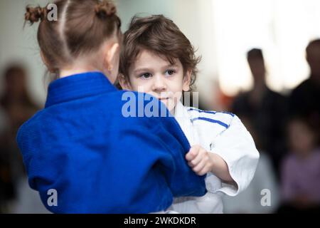 April 2023. Weißrussland, Gomil Central Stadium. Judo-Kinder. Kleine Judoka-Mädchen treten an. Stockfoto