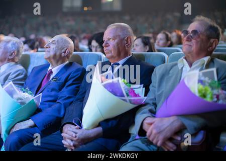 Juni 2023. Weißrussland, Gomel. Öffentliche Veranstaltung. Zuschauer im Flur mit Blumen. Stockfoto