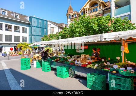 Grüner Lebensmittelstand am Marktplatz Interlaken, Schweiz Stockfoto