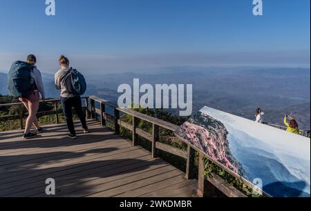 Besucher und Ausblicke auf den Doi Inthanon Nationalpark in der Provinz Chiang Mai, Thailand Stockfoto