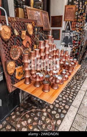 Sarajevo - BiH - 11. Februar 2024: Türkische Kupferkaffeekannen, genannt Cezve, verkauft auf Bascarsija, dem zentralen Markt von Sarajevo. Stockfoto