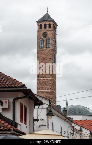 Sarajevo – BiH – 11. Februar 2024: Der Sarajevski Sahat Kula ist ein osmanischer Uhrenturm in Sarajevo, der Hauptstadt von Bosnien und Herzegowina. Stockfoto