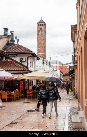 Sarajevo – BiH – 11. Februar 2024: Der Sarajevski Sahat Kula ist ein osmanischer Uhrenturm in Sarajevo, der Hauptstadt von Bosnien und Herzegowina. Stockfoto