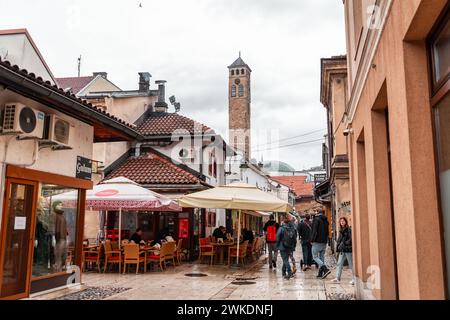 Sarajevo – BiH – 11. Februar 2024: Der Sarajevski Sahat Kula ist ein osmanischer Uhrenturm in Sarajevo, der Hauptstadt von Bosnien und Herzegowina. Stockfoto