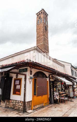 Sarajevo – BiH – 11. Februar 2024: Der Sarajevski Sahat Kula ist ein osmanischer Uhrenturm in Sarajevo, der Hauptstadt von Bosnien und Herzegowina. Stockfoto