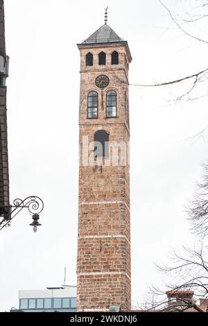 Sarajevo – BiH – 11. Februar 2024: Der Sarajevski Sahat Kula ist ein osmanischer Uhrenturm in Sarajevo, der Hauptstadt von Bosnien und Herzegowina. Stockfoto