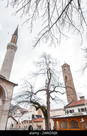 Sarajevo – BiH – 11. Februar 2024: Der Sarajevski Sahat Kula ist ein osmanischer Uhrenturm in Sarajevo, der Hauptstadt von Bosnien und Herzegowina. Stockfoto