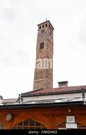 Sarajevo – BiH – 11. Februar 2024: Der Sarajevski Sahat Kula ist ein osmanischer Uhrenturm in Sarajevo, der Hauptstadt von Bosnien und Herzegowina. Stockfoto