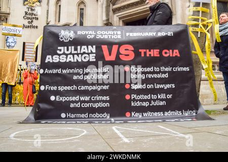 London, England, Großbritannien. Februar 2024. Die Unterstützer veranstalten einen Protest vor dem High Court während Julian Assanges Auslieferungsverhandlung. (Kreditbild: © Vuk Valcic/ZUMA Press Wire) NUR REDAKTIONELLE VERWENDUNG! Nicht für kommerzielle ZWECKE! Quelle: ZUMA Press, Inc./Alamy Live News Stockfoto