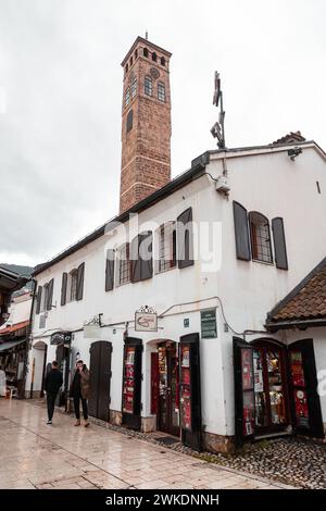 Sarajevo – BiH – 11. Februar 2024: Der Sarajevski Sahat Kula ist ein osmanischer Uhrenturm in Sarajevo, der Hauptstadt von Bosnien und Herzegowina. Stockfoto