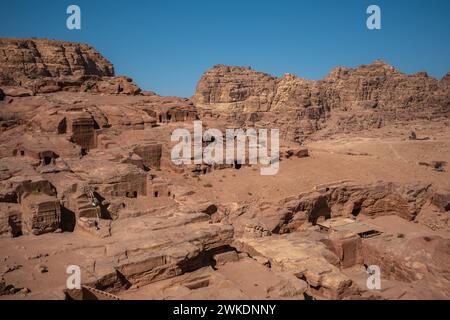 Rote Sandsteinlandschaft in Petra. Jordanischer Unesco-Outdoor-Park. Landschaft des Nahen Ostens mit felsigem Blick. Stockfoto