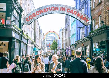 Die Carnaby Street ist für die Krönung dekoriert, während sich London auf die Krönung von König Karl III. Vorbereitet Stockfoto