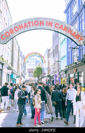 Die Carnaby Street ist für die Krönung dekoriert, während sich London auf die Krönung von König Karl III. Vorbereitet Stockfoto