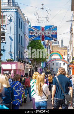 Die Carnaby Street ist für die Krönung dekoriert, während sich London auf die Krönung von König Karl III. Vorbereitet Stockfoto