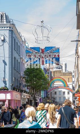 Die Carnaby Street ist für die Krönung dekoriert, während sich London auf die Krönung von König Karl III. Vorbereitet Stockfoto