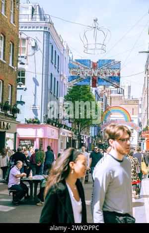 Die Carnaby Street ist für die Krönung dekoriert, während sich London auf die Krönung von König Karl III. Vorbereitet Stockfoto