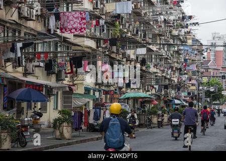 Shanghai, China - 31. August 2023: Straßenszene in einem älteren Viertel in Shanghai Stockfoto