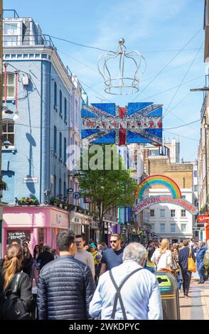 Die Carnaby Street ist für die Krönung dekoriert, während sich London auf die Krönung von König Karl III. Vorbereitet Stockfoto