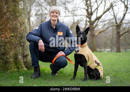 Finalistin des Crufts Canine Held Award, Such- und Rettungshund Vesper a Belgischer Malinois mit ihrem Hundeführer Niamh Darcy, bei einem Launch Event für Crufts 2024 in Green Park, London. Bilddatum: Dienstag, 20. Februar 2024. Stockfoto