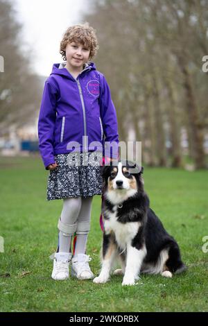 Finalist des Crufts Canine Held Award, der australische Schäferhund Echo mit der Besitzerin Freya Harris, bei einer Auftaktveranstaltung für das Crufts 2024 in Green Park, London. Bilddatum: Dienstag, 20. Februar 2024. Stockfoto