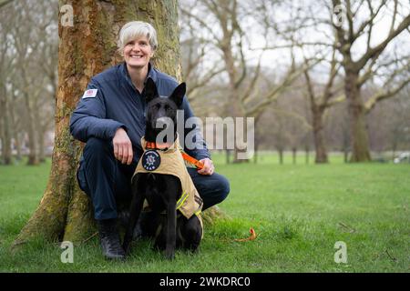 Finalistin des Crufts Canine Held Award, Such- und Rettungshund Vesper a Belgischer Malinois mit ihrem Hundeführer Niamh Darcy, bei einem Launch Event für Crufts 2024 in Green Park, London. Bilddatum: Dienstag, 20. Februar 2024. Stockfoto