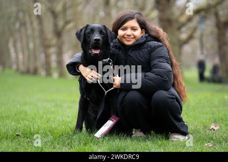 Finalist des Crufts Canine Held Award, Hearing Dog Gordon, zusammen mit der Besitzerin Elyana Kuhlemeier, bei einem Start-Event für Crufts 2024 in Green Park, London. Bilddatum: Dienstag, 20. Februar 2024. Stockfoto