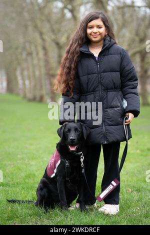 Finalist des Crufts Canine Held Award, Hearing Dog Gordon, zusammen mit der Besitzerin Elyana Kuhlemeier, bei einem Start-Event für Crufts 2024 in Green Park, London. Bilddatum: Dienstag, 20. Februar 2024. Stockfoto