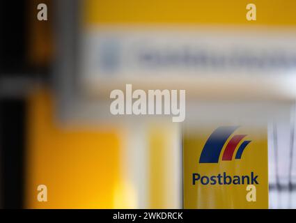 Stuttgart, Deutschland. Februar 2024. Das Postbank-Logo ist auf einer Filiale zu sehen. Quelle: Marijan Murat/dpa/Alamy Live News Stockfoto