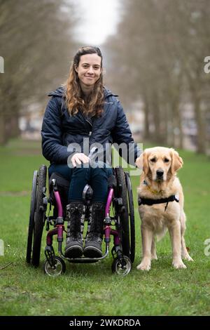 Finalist des Crufts Canine Held Award Golden Retriever Phoebe mit Besitzer Jazz Turner, bei einer Einführungsveranstaltung für das Crufts 2024 in Green Park, London. Bilddatum: Dienstag, 20. Februar 2024. Stockfoto