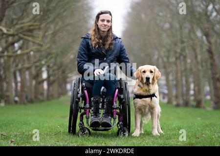 Finalist des Crufts Canine Held Award Golden Retriever Phoebe mit Besitzer Jazz Turner, bei einer Einführungsveranstaltung für das Crufts 2024 in Green Park, London. Bilddatum: Dienstag, 20. Februar 2024. Stockfoto