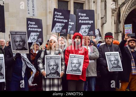 London, Großbritannien. Februar 2024. Die Unterstützer veranstalten einen Protest vor dem High Court während Julian Assanges Auslieferungsverhandlung. Quelle: Vuk Valcic/Alamy Live News Stockfoto