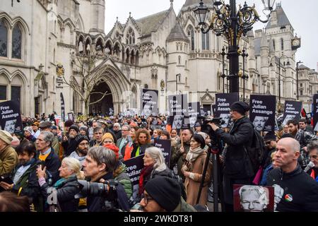 London, Großbritannien. Februar 2024. Die Unterstützer veranstalten einen Protest vor dem High Court während Julian Assanges Auslieferungsverhandlung. Quelle: Vuk Valcic/Alamy Live News Stockfoto