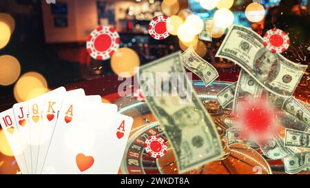 Casino mit Roulette, Pokerkarten, Chips und Geld fliegen mit Funken, kreative Idee. Casino und Online-Glücksspiele kreativ. Win, Konzept Stockfoto