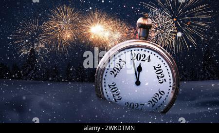 Goldene Vintage-Uhr zeigt auf das neue Jahr 2024 in einem verschneiten Feld mit Wald und Feuerwerk bei Nacht. Weihnachten und Neujahr 2024, Karte. Kreative Idee Stockfoto