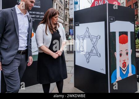 Oxford Circus, London, Großbritannien. Februar 2024. Matan Bar Noy, Leiter der WZO in Großbritannien und Europa, zeigt Tzipi Hotovely, israelischer Botschafter in Großbritannien, besucht eine Kunstausstellung, die von Künstlern aus Israel nach den schrecklichen Ereignissen des 7. Oktober geschaffen wurde. Die Zionistische Weltorganisation (WZO) hat eine eindrucksvolle Ausstellung eingerichtet, die den kollektiven Schmerz des israelischen Volkes seit den Gräueltaten der Terrororganisation Hamas darstellt und die vielen Facetten der Trauer und Sorge um die Entführten und Ermordeten veranschaulicht. Foto: Amanda Rose/Alamy Live News Stockfoto